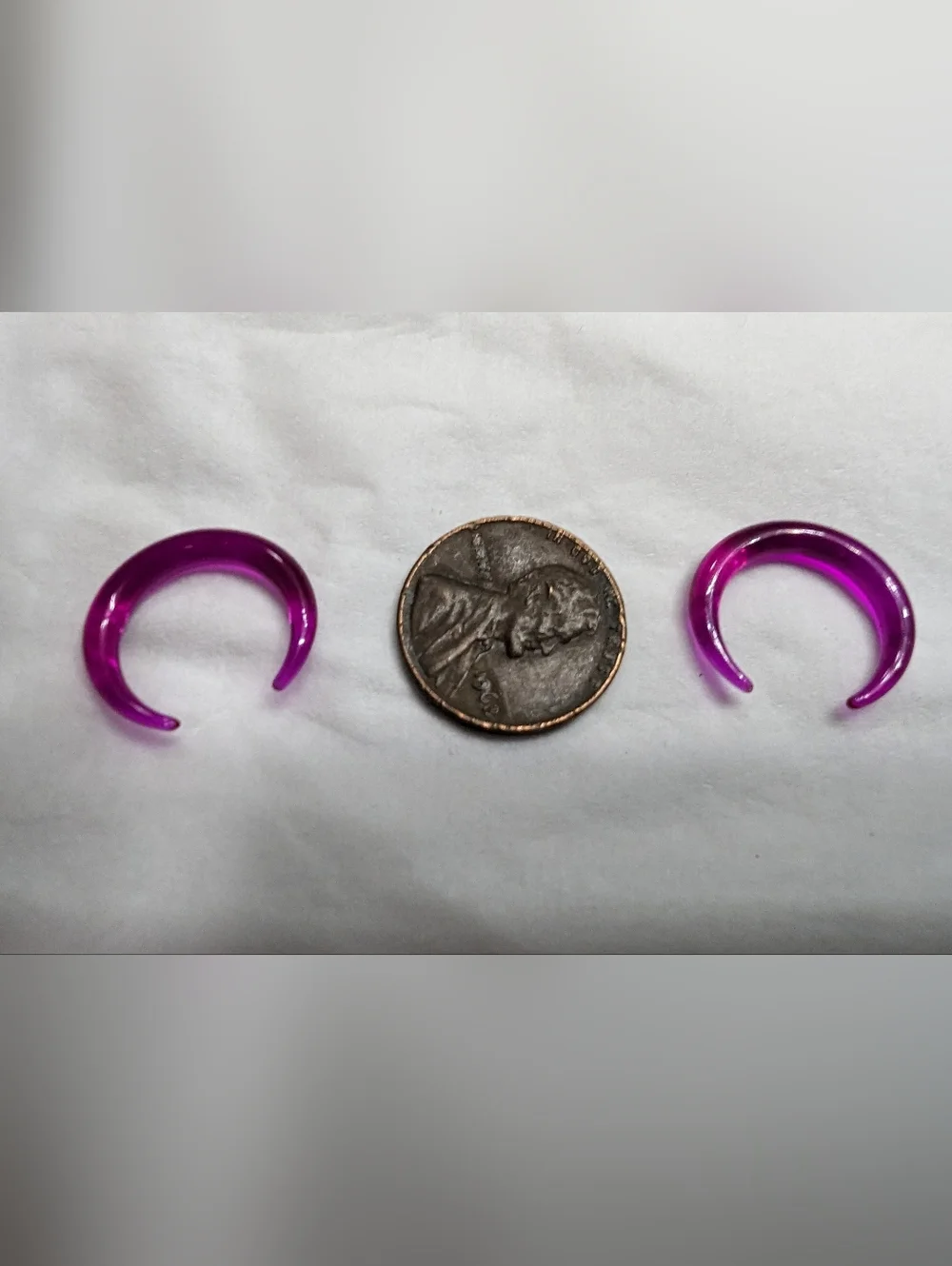 8g 1 pair of magenta transparant half moon shaped plastic stretcher earrings